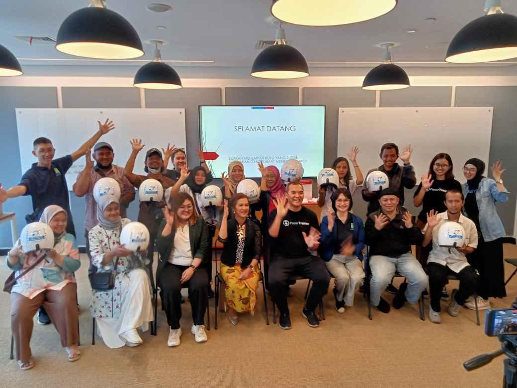 PasarTrainer Dukung Keselamatan dan Inklusivitas: Helm Khusus untuk Pengendara Tuli