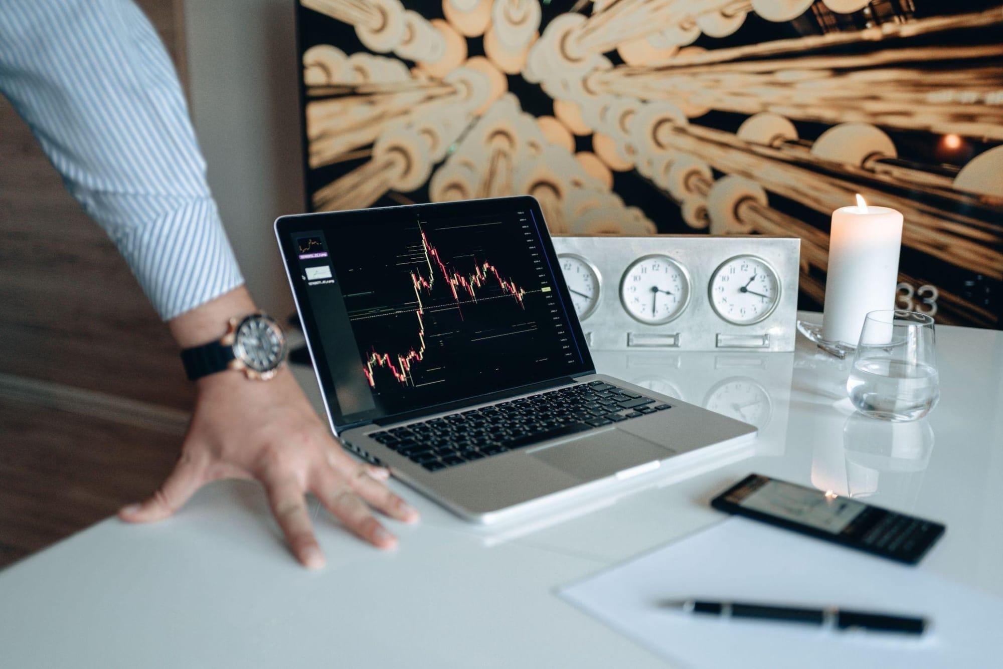 Dunia Investasi | Image Source: Pexels